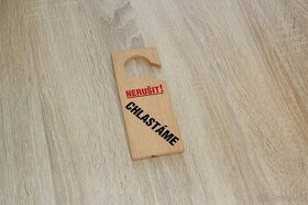 Visačka na dveře - Nerušit, chlastáme
