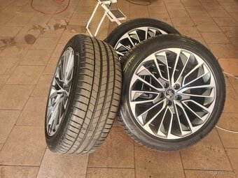 Nová sada original AUDI r19 s pneu Bridgestone 245/45r19