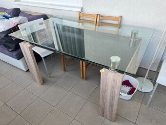 Skleněný jídelní stůl