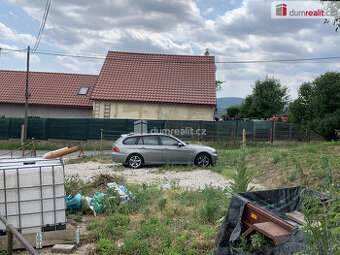 Prodej ideální 1/2 stavebního pozemku v obci Nesvačily, okr.