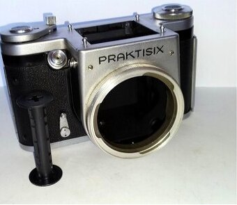 Německý fotoaparát Praktisix s cívkou na film