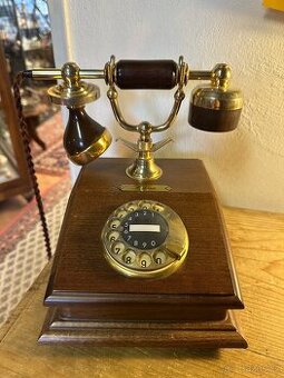 Starožitný dřevěný telefon