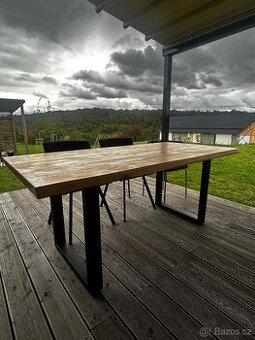 Jídelní stůl s deskou z masivu s židlemi