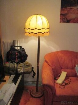Retro stojací lampa