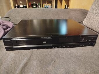 CD přehrávače Grundig a Philips.