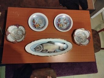 Staré zlatem ručně malované talíře a mísy