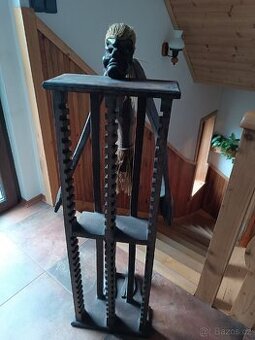 Velká dřevěná socha, policka