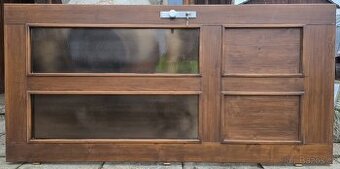 Robustní dveře z masivního dřeva, barva ořech