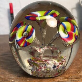 STARÉ VELKÉ HUTNÍ TĚŽÍTKO S KVĚTY