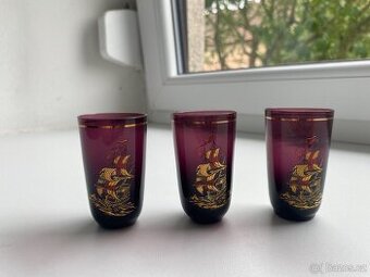 Vintage rubínové panáky