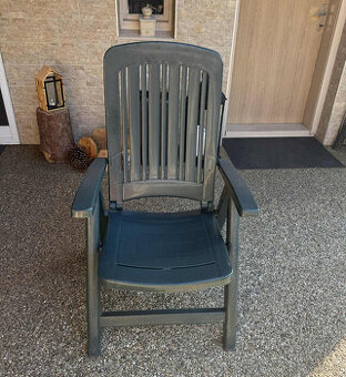 Polohovací plastové křeslo Carmen