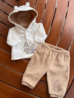 Mikina s kalhotami a kapucí