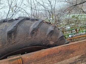 Bělorus, belarus, traktorbagr kola