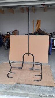 Zvedák na zahradní traktůrky