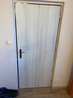 Prodám kvalitní dřevěné dveře 1.5 roku staré š.80