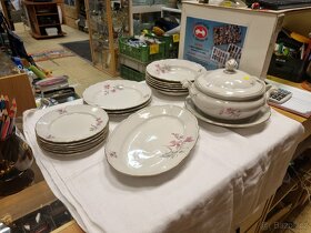 Neúplná souprava talířů značená Dubí