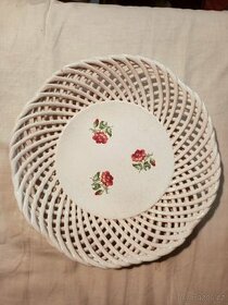 keramický talíř s pleteným okrajem