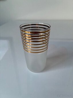 Retro panák se zlatými pruhy ve stylu Brusel