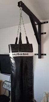Boxovací pytel s držákem na zeď