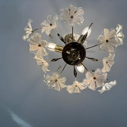 Designový lustr ve tvaru květin