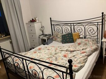 Kovová postel Ikea Noresund, rošty, zrcadlo, věšák, lampičky