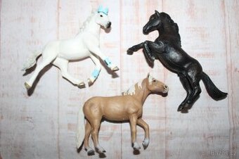 Poškozené figurky koní Schleich II