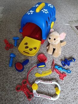Veterinář - pes v přepravním boxu
