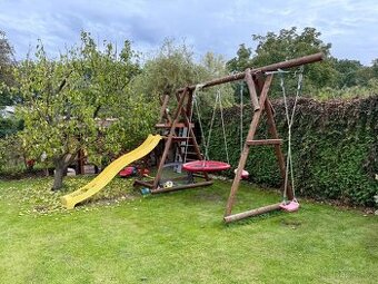 Dětská skluzavka, houpačka, hřiště