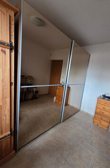 Velká celozrcadlová skříň