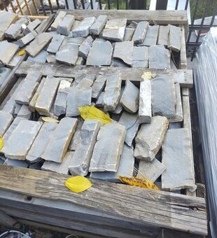 Obkladový kámen - šedý pískovec - nový