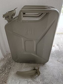 Plechový kanystr 20l s nálevkou