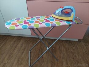 Žehlící prkno s žehličkou