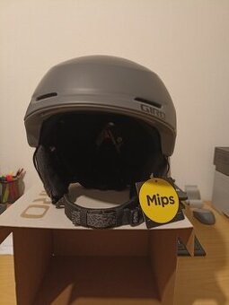 Lyžařská helma a brýle