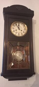 Staré nástěnné hodiny