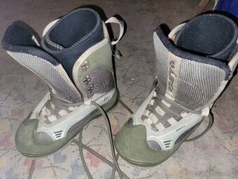 Malé boty na snowboard 33