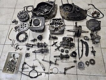 Části motoru Cagiva Ala Rossa 350