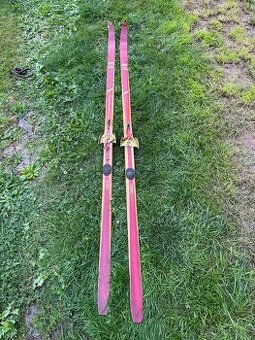 Retro dřevěné lyže