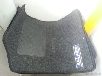 Sada univerzálních textilních koberců do auta