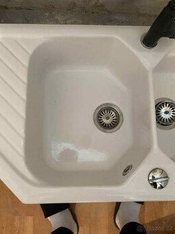Keramický dřez – dvoudřez s odkapávací plochou