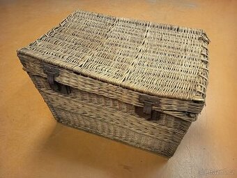 Proutěná a dřevěná truhla, koše, ošatky.