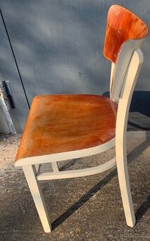 Zachovalá židle TON z šedesátých let