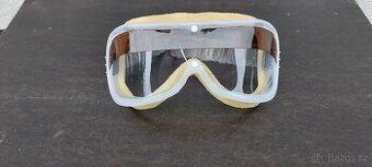 Staré brýle na motoveterána.