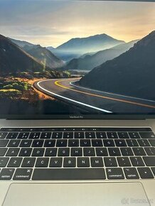 Macbook pro 15 inch 2017 Touch Bar +original charger
