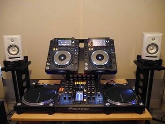 Pioneer CDJ2000 NXS, DJM2000 NXS, PLX1000, KRK Rokit 5 DJ Bu