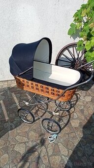 Zachovalý retro kočárek pro panenky