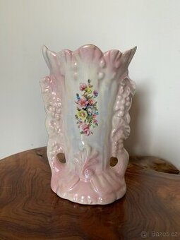 Porcelánová váza s květinami