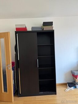 Skříň IKEA 120cm – tmavé dřevo, zrcadlo, posuvné dveře