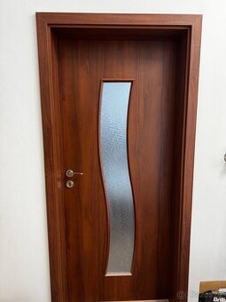 Interiérové dveře + zárubně (4 ks) – 2× levé, 2× pravé – dek