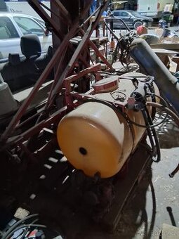 Nesený postřikovač