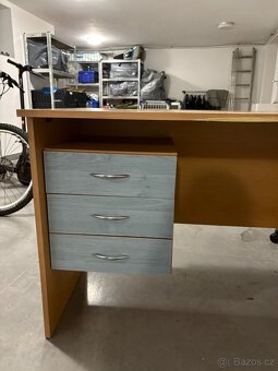 psací stůl se židlí